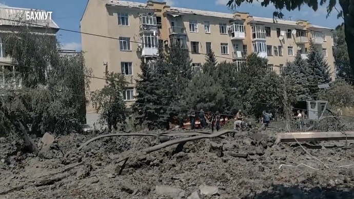 5 people including a child wounded as result of Russian shelling today in Bakhmut