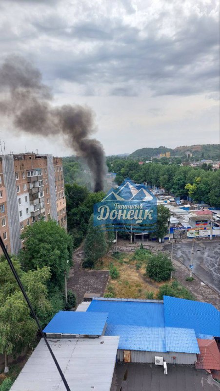 Fire at cars parts market at Hirnycha street in Donetsk as result of shelling