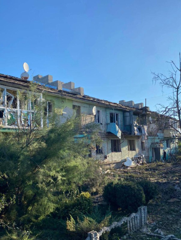 Russian army shelled Nikopol with MLRS. 1 person killed, 1 wounded. 11 houses damaged, railway destroyed. Also Russian shelling targeted Pokrov community, Zelenodolsk and Apostolove. 8 people wounded