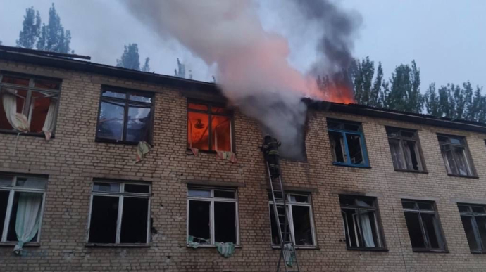 A college caught fire in Bakhmut as result of Russian army shelling