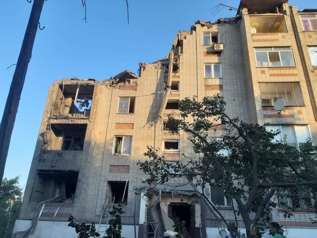 Multi-storey building badly damaged in Toretsk as result of Russian shelling this morning