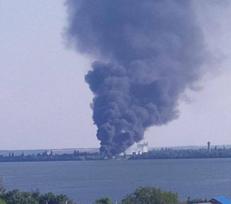 Explosions and fire visible from Nikopol at  the other bank of Kakhovka water reservoir