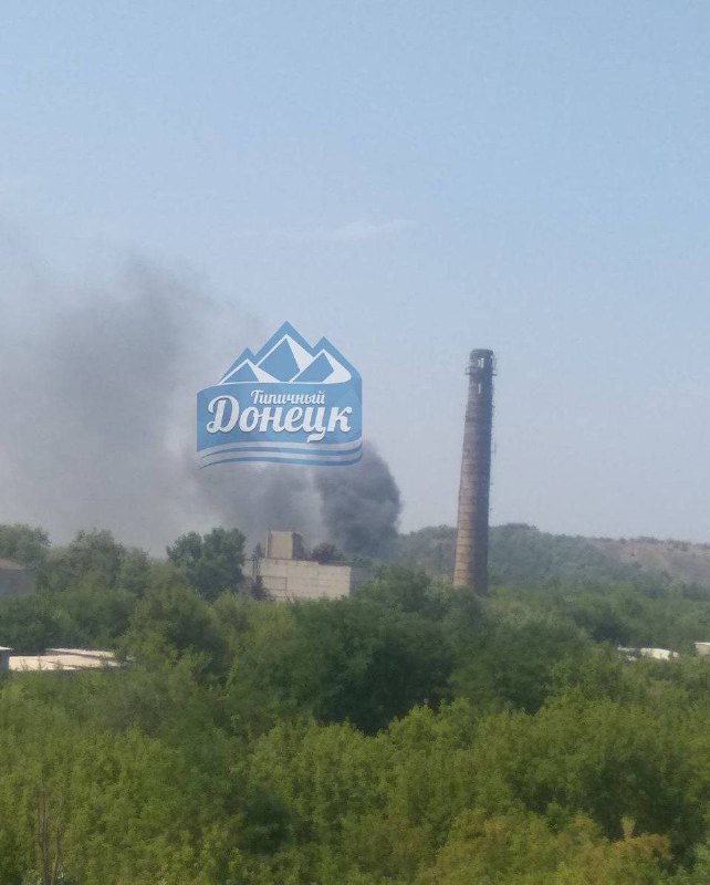 Smoke at Slovatska street in Donetsk