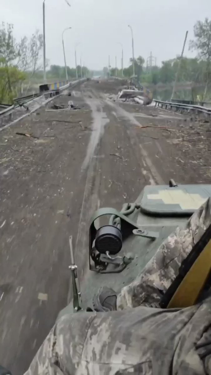 Videos show mechanized Ukrainian forces crossing the T0514 bridge over the Siverskyi Donets River, reportedly heading towards Lyman