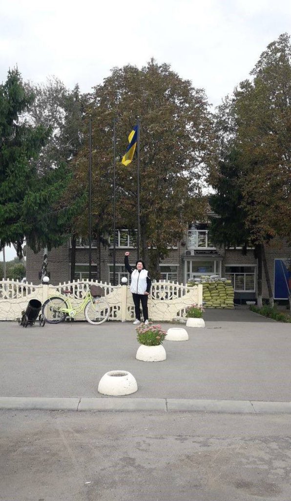 Locals raised Ukrainian flag in Kozacha Lopan, Kharkiv region