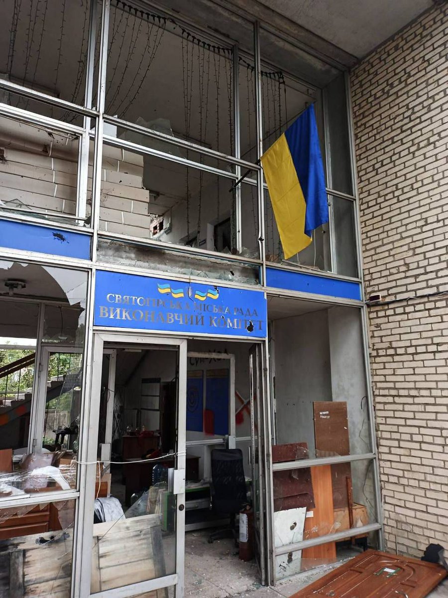 Ukrainian forces raised Ukrainian flag at the city council in Svyatohirsk, Donetsk Oblast