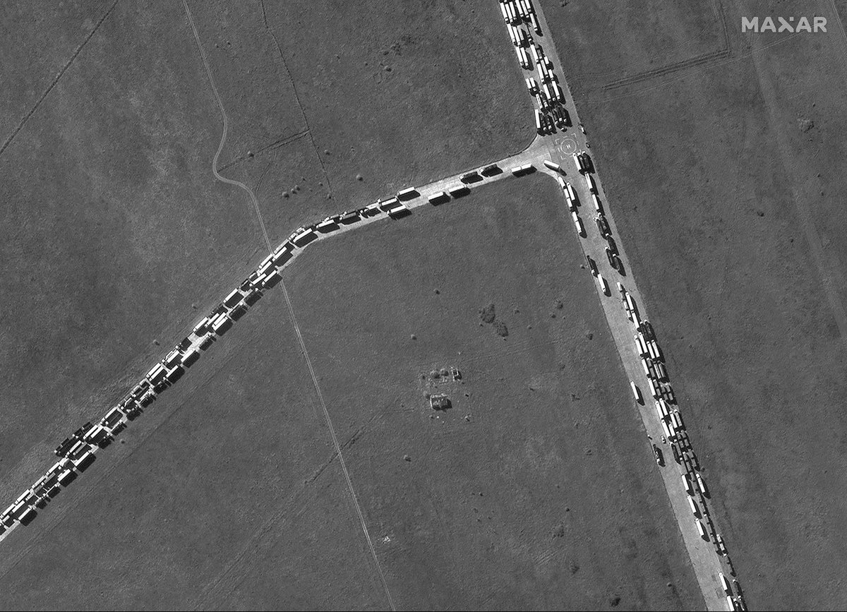 Huge backlog of trucks waiting to cross the Kerch seen in satellite imagery taken yesterday by @Maxar. Backlog is waiting at this abandoned airport: 45.3657456, 36.4088473