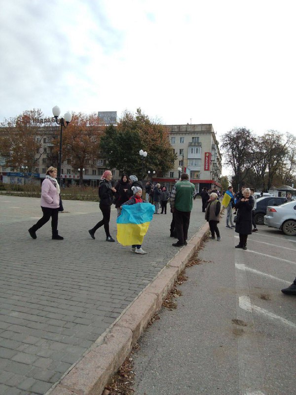 Civilians with Ukrainian flags gathering at Kherson's central square