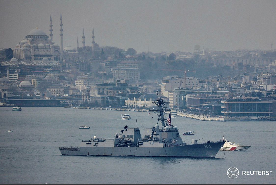 .@USNavy's Arleigh Burke class guided missile destroyer USS Nitze, attached to the @GHWBCVN77, visits Istanbul before proceeding to Turkish Navy HQ at Gölcük for a port call. For the last 5 months, USS George H. W. Bush has remained in the Mediterranean Sea amid Russia's invasion of Ukraine