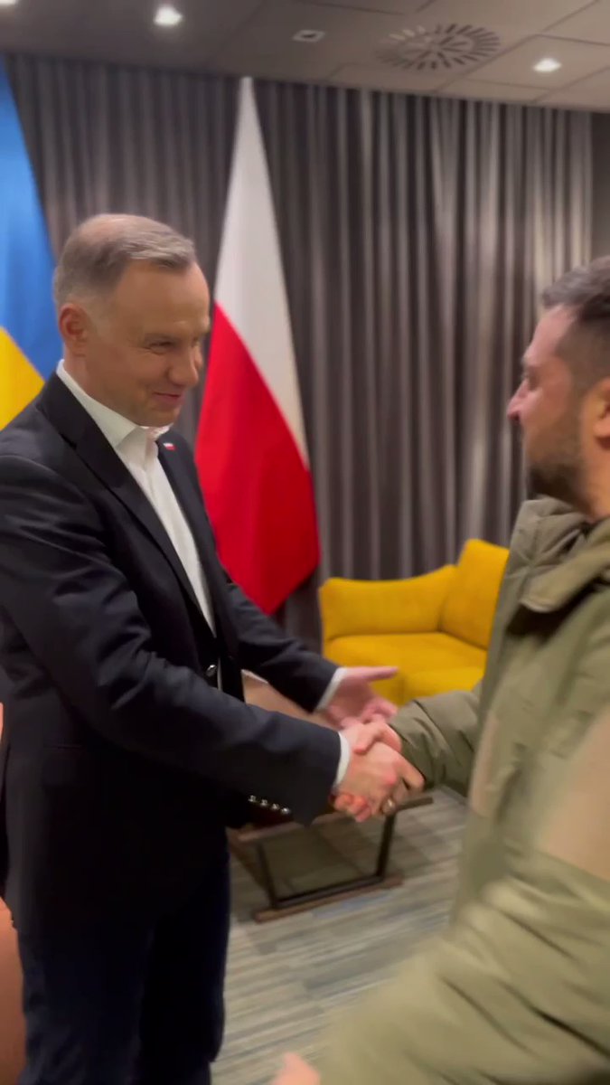 On his way back to Ukraine president @ZelenskyyUa met Polish president @AndrzejDuda in Rzeszów, southeastern Poland