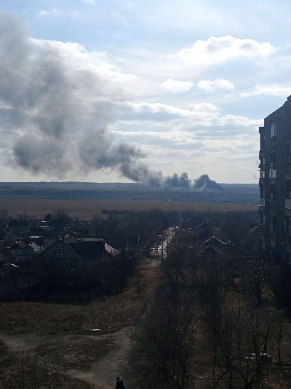 Warplane shotdown and crashed in Yenakieve. Pilots have reportedly ejected