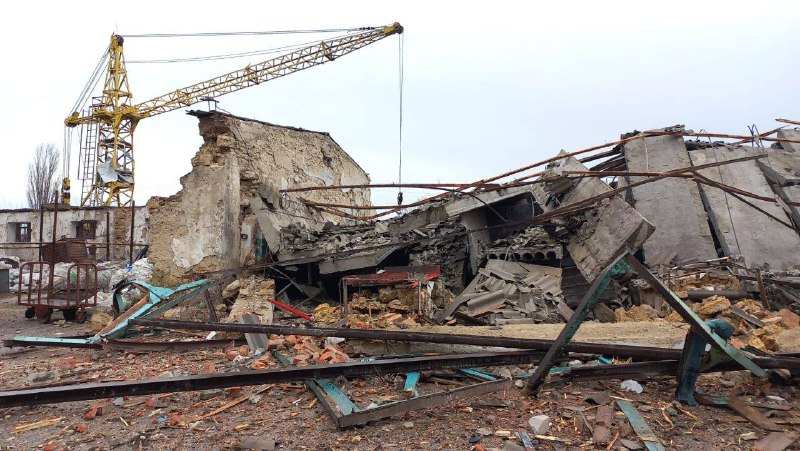 Widespread damage in Beryslav after Russian airstrikes yesterday