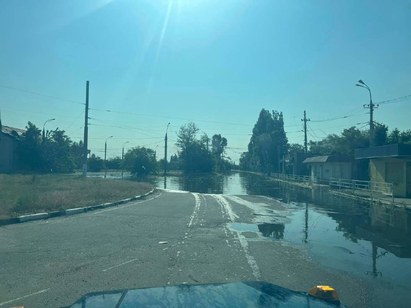 In Kherson, the Hydropark and Naftogavan areas have already been flooded. The evacuation of people from three collection points continues on the island