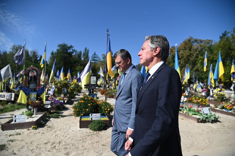 The US Secretary of State Blinken together with the Minister of Foreign Affairs Kuleba visited the Berkovets cemetery in Kyiv, where the fallen soldiers were honored
