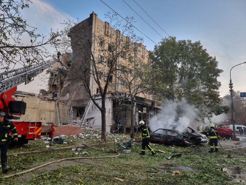 В Черкассах в результате падения обломков ракеты в центральной части города ранены пять человек