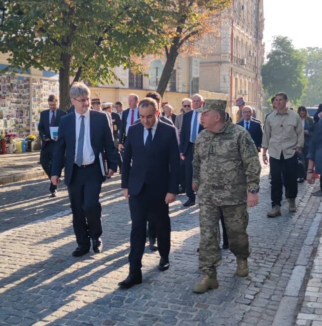 Министр обороны Франции прибыл в Киев с рабочим визитом. Вместе с ним прибыли также около 20 представителей предприятий оборонной промышленности.