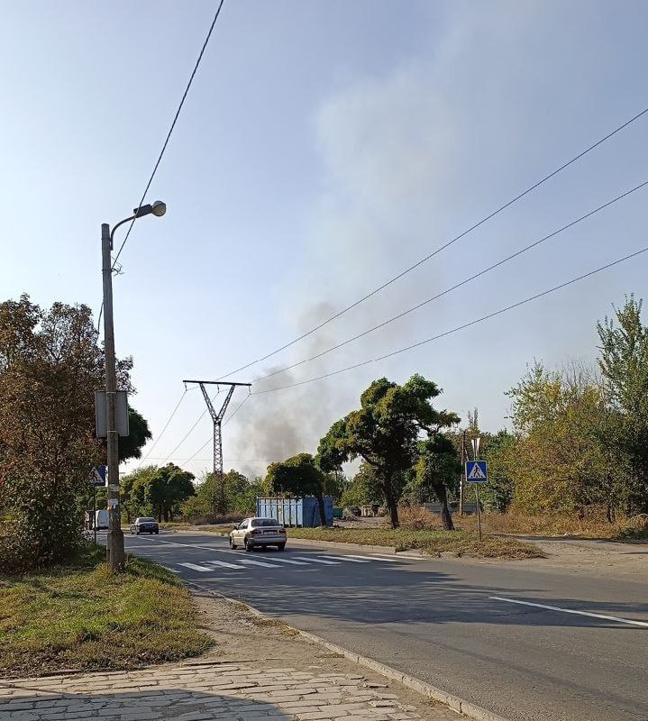 Rauch im Bezirk Budenovsky von Donezk, nachdem Explosionen gemeldet wurden