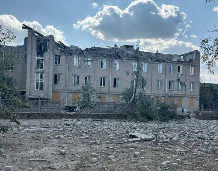 Dos personas resultaron heridas en un bombardeo ruso en el hospital de Beryslav en la región de Jersón