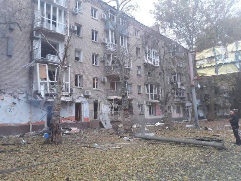 قصفت المدفعية الروسية المباني السكنية في مدينة خيرسون صباح اليوم