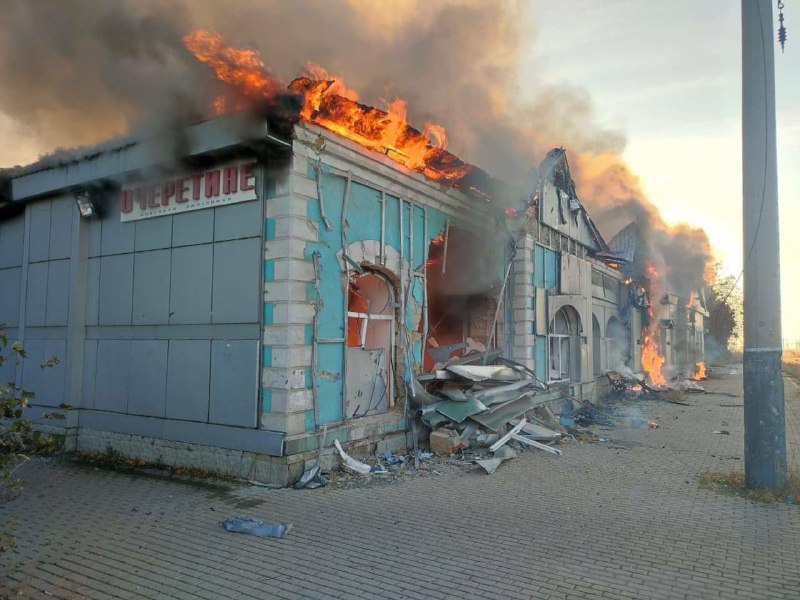 اشتعلت النيران في محطة السكة الحديد عندما قصف الجيش الروسي مدينة أوشيريتين في منطقة دونيتسك