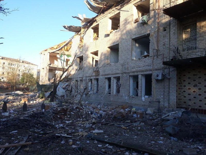 La aviación rusa lanzó bombas durante la noche en el distrito de Beryslav, causando daños generalizados, incluso en un hospital