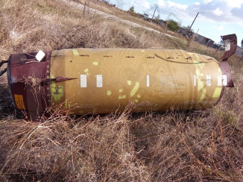 Bilder von Teilen der MGM-140A ATACMS Block 1-Rakete, die Berichten zufolge über Nacht den Flugplatz Berdjansk getroffen hat