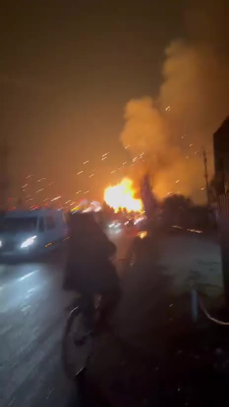 Zwischen Siedove und Novoazovsk in der Nähe von Mariupol wurden Explosionen gemeldet
