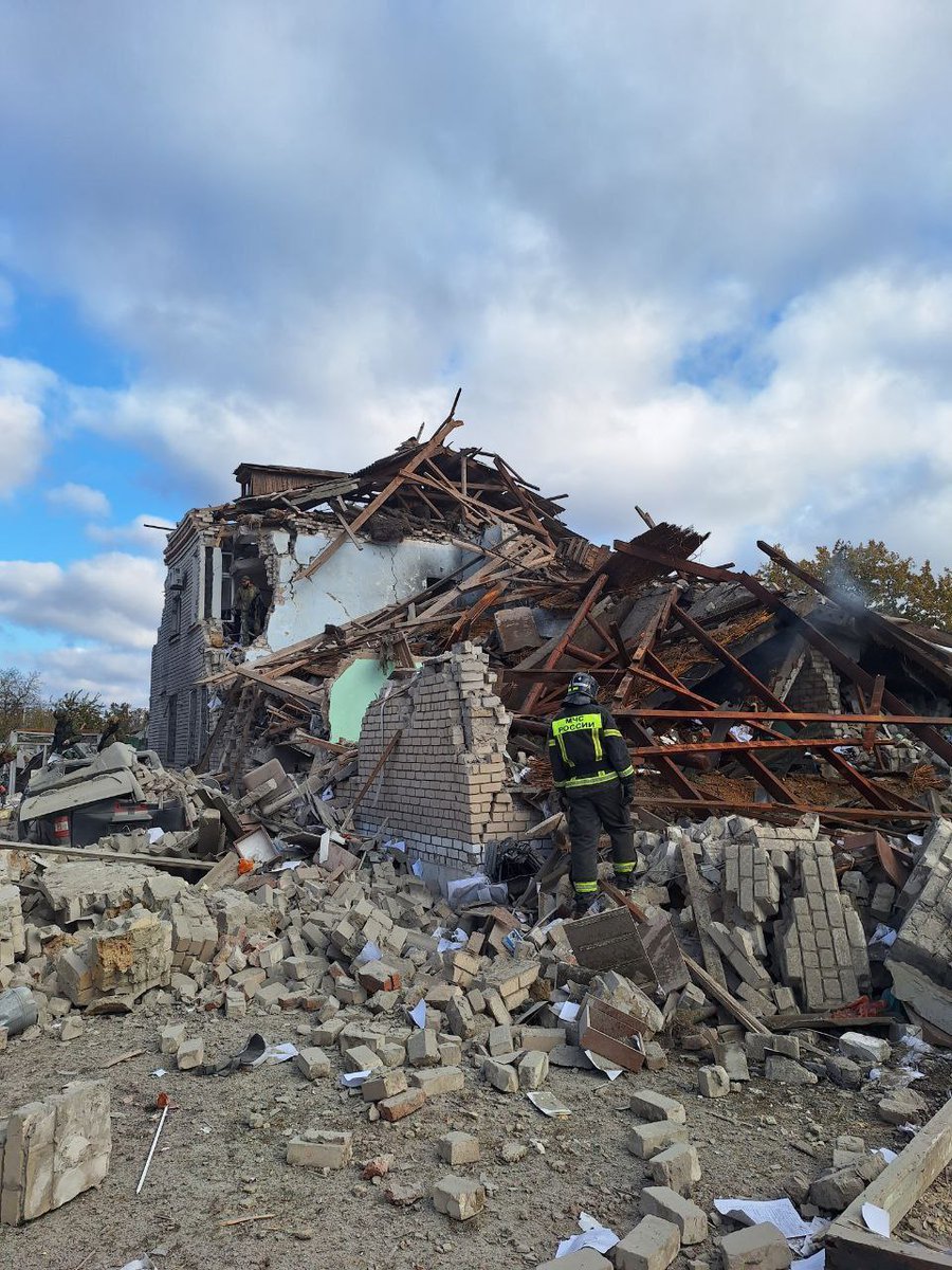 Разрушения после ракетного удара по Скадовску