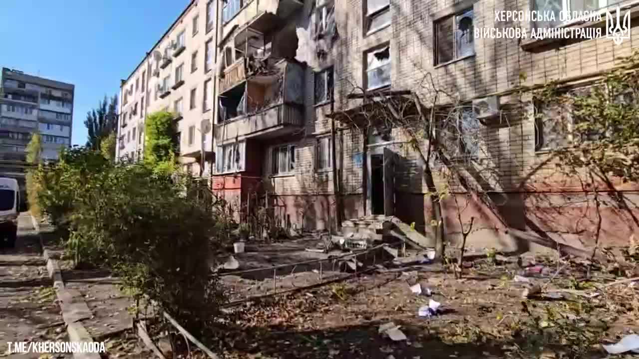 L'artillerie russe a bombardé le district de Korabelny à Kherson, tuant 1 personne et en blessant 3 autres
