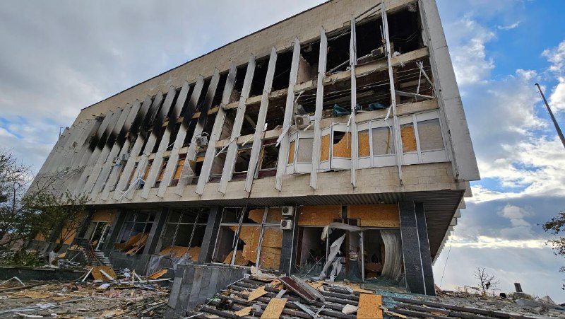 La artillería rusa destruyó la biblioteca regional en Kherson