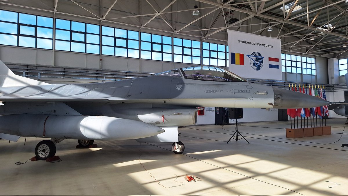 Міністр оборони Нідерландів @DefensieMin і Kavalec @USAmbRO урочисто відкрили перший Європейський навчальний центр F-16 в НАТО на 86 авіабазі у Фетешті, Румунія. Для НАТО та українських пілотів