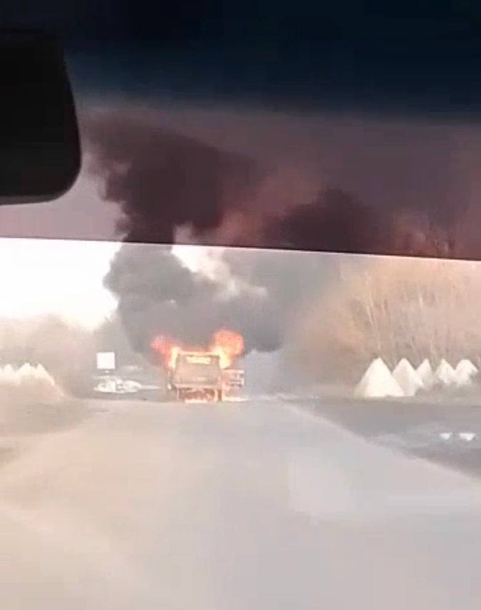 Автомобиль загорелся на трассе Горловка-Донецк после удара беспилотника