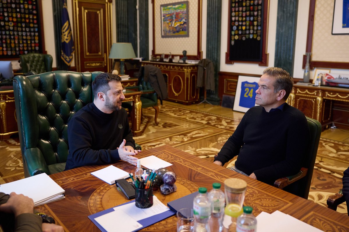 Zelensky met with with Fox CEO Lachlan Murdoch in Kyiv today. The interlocutors discussed further cooperation and exchanged views on Russian propaganda narratives used by opponents of support for Ukraine, the president's office said