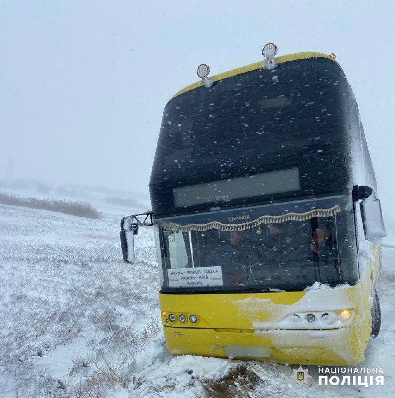 В Одесской области выпал сильный снегопад, перекрыты дороги, многочисленные ДТП, в том числе с зерновозами
