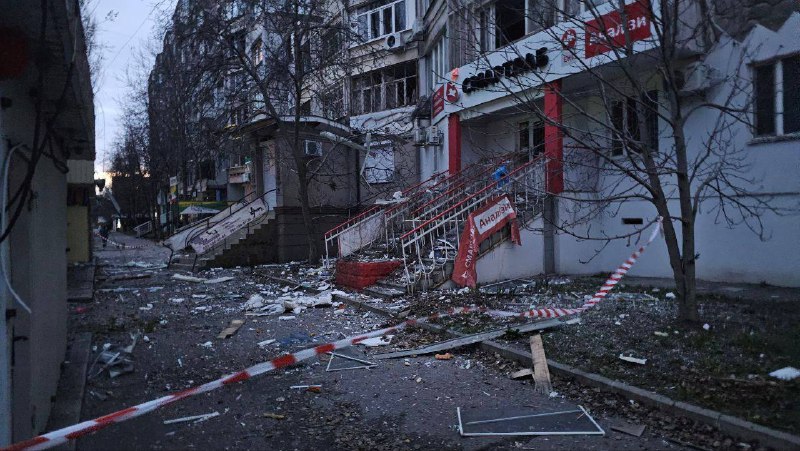 В результате российского обстрела в центре Херсона ранены пять человек