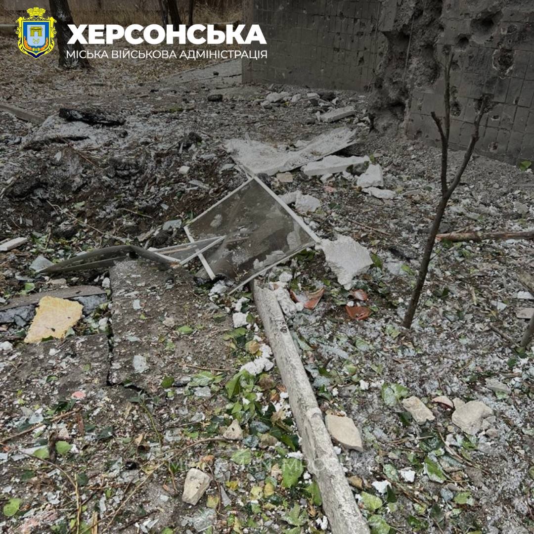 Dégâts dans le district de Korabelny à Kherson suite à un bombardement nocturne