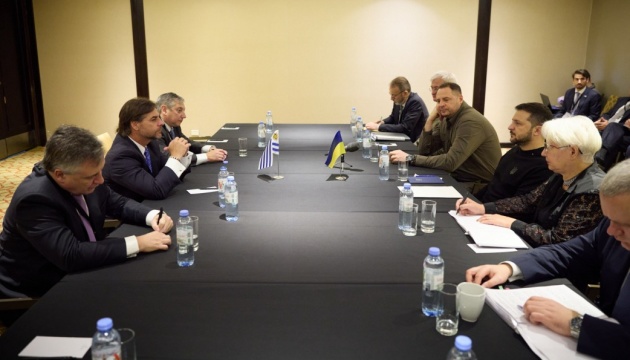 وناقش زيلينسكي ورئيس الأوروغواي آفاق عقد قمة بين أوكرانيا وأمريكا اللاتينية