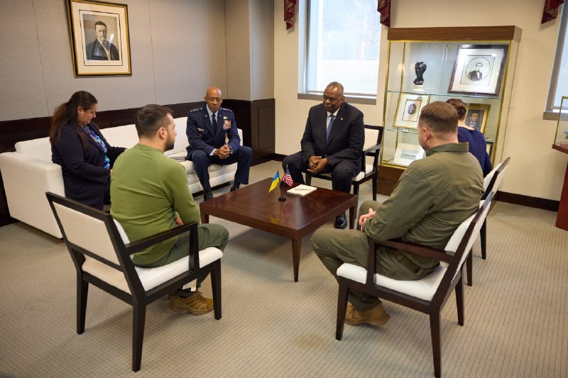 Selenskyj begann seinen Besuch in den USA mit einem Treffen mit Verteidigungsminister Lloyd Austin und dem Vorsitzenden der Vereinigten Stabschefs, General Charles Brown, an der US National Defense University