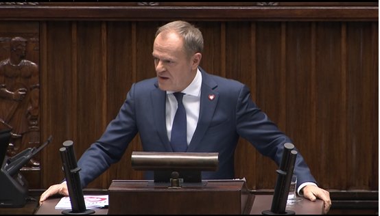 Tusk: „Wir werden die volle Mobilisierung des Westens fordern, um der Ukraine zu helfen. Ich kann den Politikern nicht mehr zuhören, die davon reden, dass sie der Situation in der Ukraine überdrüssig seien. „Ein Angriff auf die Ukraine ist ein Angriff auf uns alle