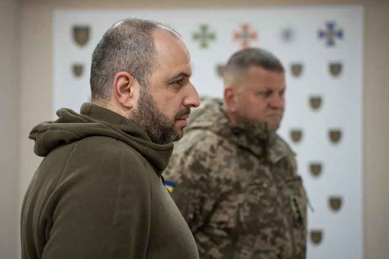 يتم تأجيج الشائعات حول إقالة زالوزني داخليًا وخارجيًا. ولكن هذا ليس حتى على جدول الأعمال،- يقول وزير الدفاع الأوكراني عمروف