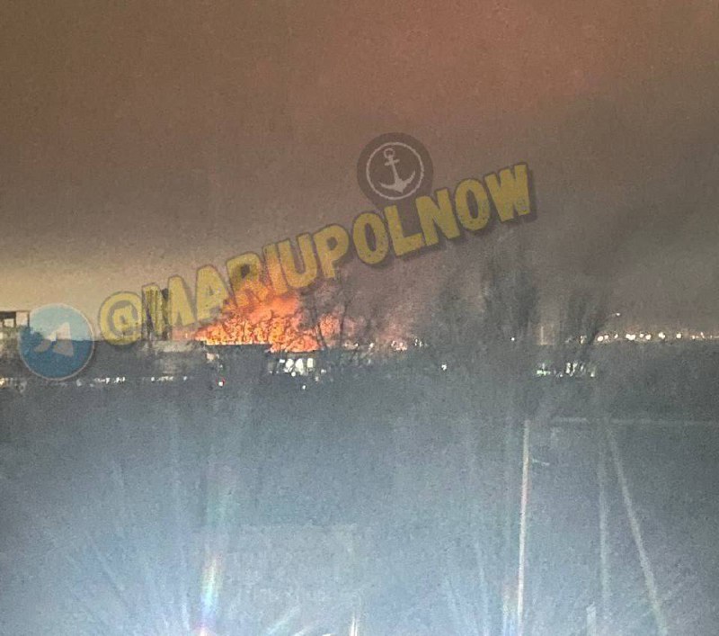 Большой пожар на месте взрыва в Мариуполе