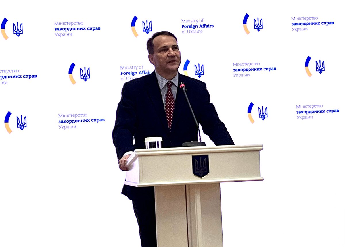 El Ministro de Asuntos Exteriores @sikorskiradek en Kyiv como invitado de honor en la celebración del Día del Servicio Diplomático de Ucrania