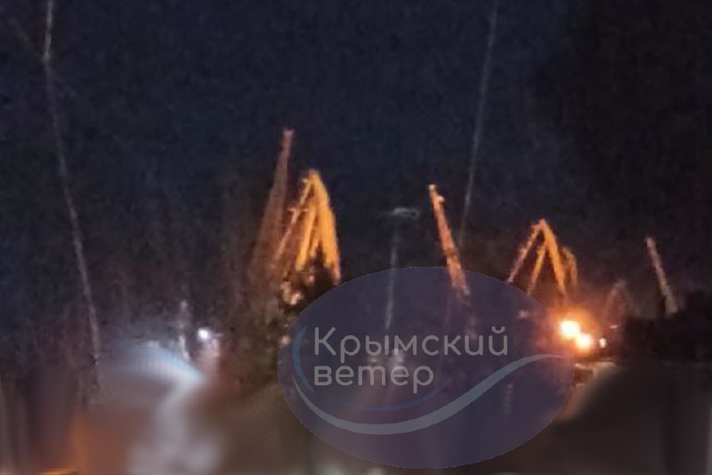 Feodosiya'da mühimmat dolu bir geminin vurulduğu bildirildi
