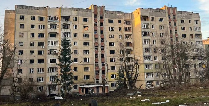 Schäden an der Wohninfrastruktur in Lemberg infolge eines russischen Angriffs