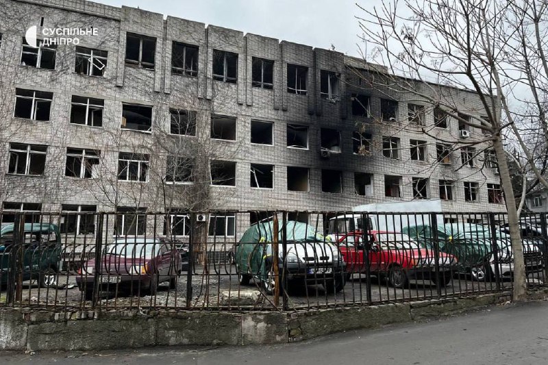 Пошкодження в місті Дніпро внаслідок нічного удару безпілотника
