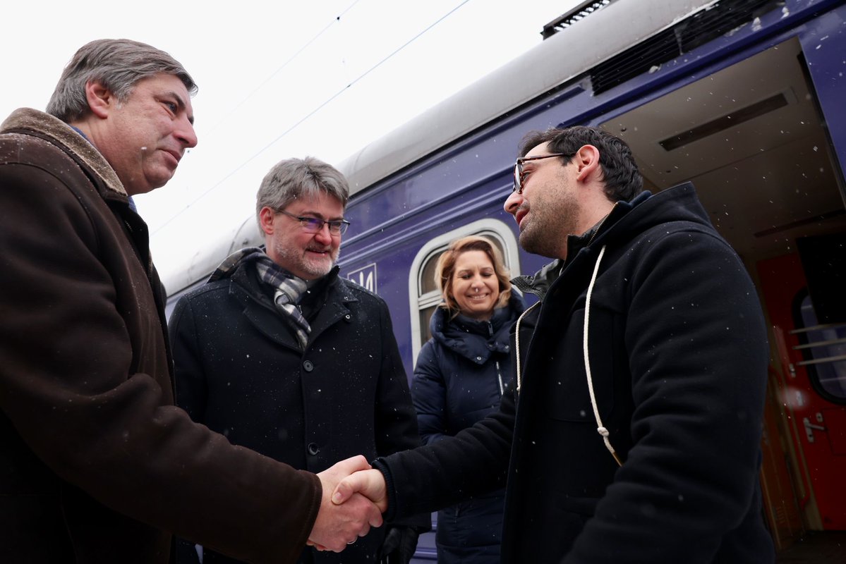 El nuevo Ministro de Asuntos Exteriores francés, @steph_sejourne, llegó a Kyiv en su primer viaje para continuar la acción diplomática francesa allí y reiterar el compromiso de Francia con sus aliados y con la población civil.