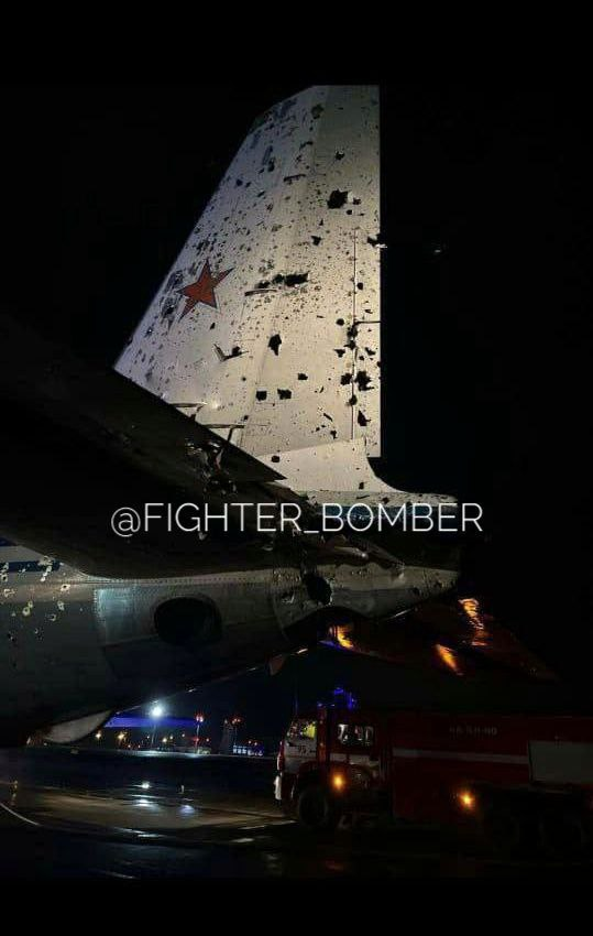 Як повідомляє провоєнний Telegram-канал Fighterbomber, який опублікував це фото, Іл-22М отримав пошкодження, але екіпажу вдалося повернути його на базу.
