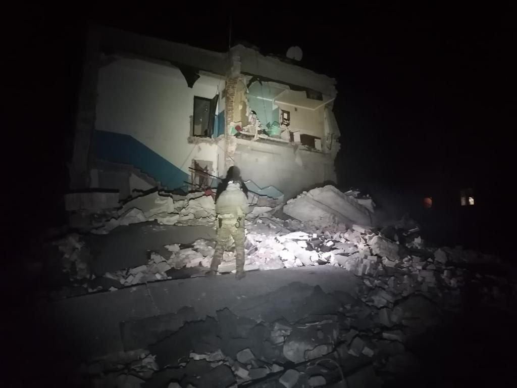 Drei Personen wurden verletzt, fünf weitere sollen unter den Trümmern liegen, nachdem russische Flugzeuge zwei Bomben abgeworfen und eine Rakete auf ein Wohnhaus in New York in der Region Donezk abgefeuert hatten