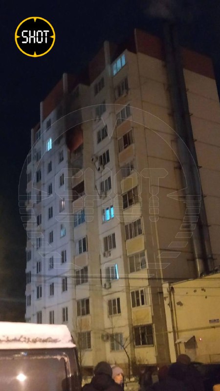 Після вибухів у Воронежі житловий будинок пошкоджений уламками безпілотника або ракети ППО
