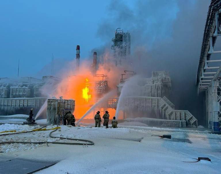 بدأ الحريق في محطة ميناء أوست لوغا بعد انفجارين - رئيس منطقة كينغيسيب